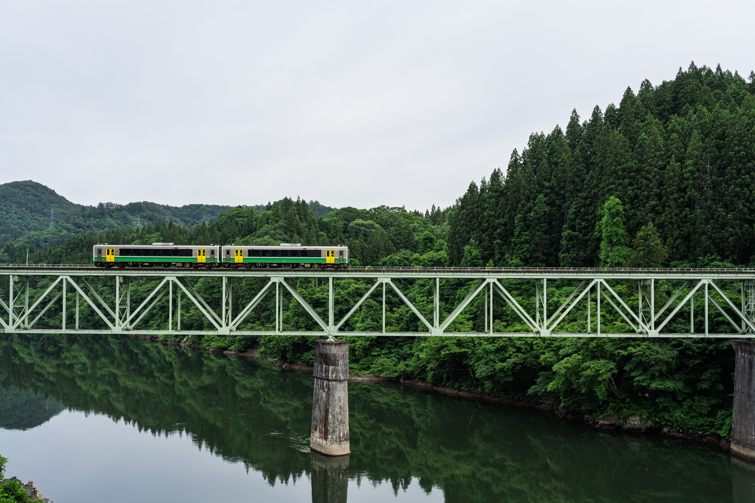 สะพานไดนิ-ทาดามิกาวะ รถไฟสาย JR ทาดามิ วิ่งผ่านทะเลหมอกในยามเช้า
