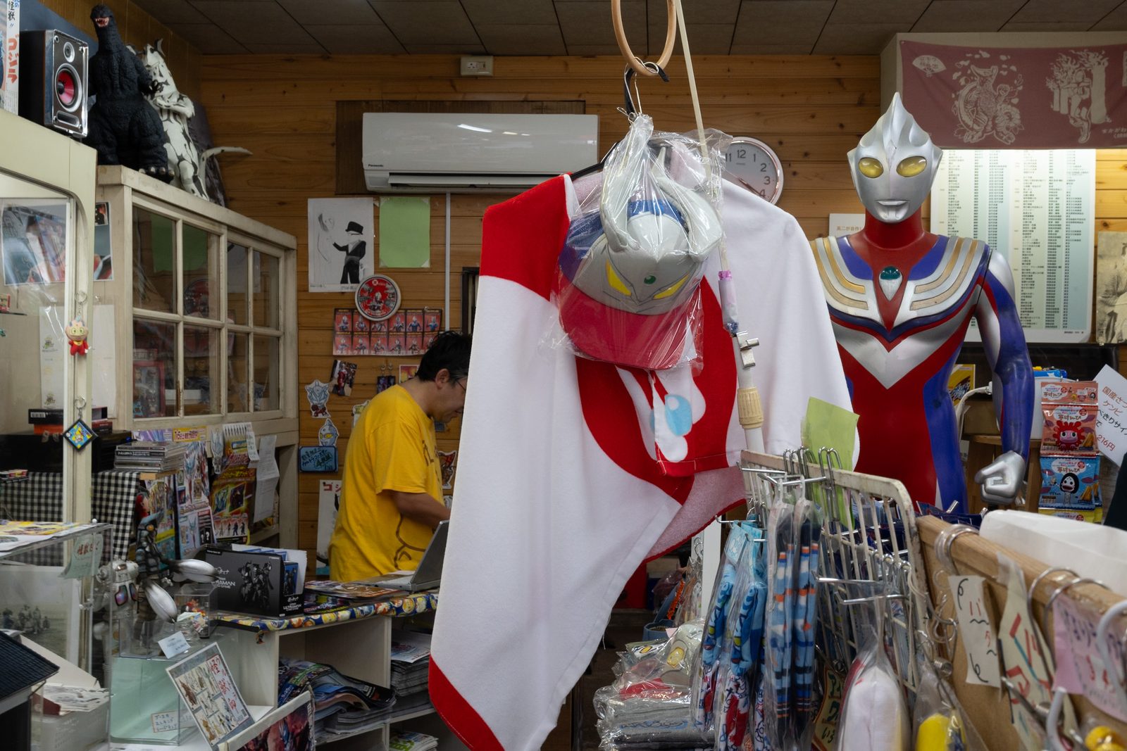 สินค้าออริจินอลและหุ่นอุลตร้าแมนทีก้าขนาดเท่าตัวจริงภายใน Shop Otsukaya เมืองซูกากาวะ