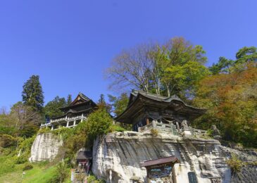 วิหารวัดเอนโซจิ (Enzo-ji) บนหน้าผาหิน ท่ามกลางใบไม้เปลี่ยนสี เมืองยานาอิซุ (Yanaizu) จังหวัดฟุกุชิมะ