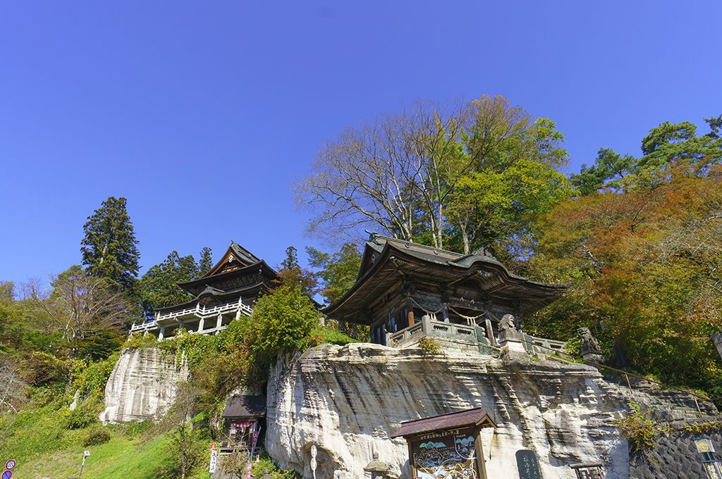 วิหารวัดเอนโซจิ (Enzo-ji) บนหน้าผาหิน ท่ามกลางใบไม้เปลี่ยนสี เมืองยานาอิซุ (Yanaizu) จังหวัดฟุกุชิมะ