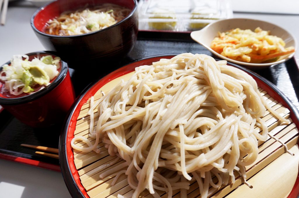 ชินโซบะ (Shin-Soba) โซบะเก็บเกี่ยวใหม่เสิร์ฟบนกระด้งไม้ไผ่ เมืองยานาอิซุ (Yanaizu) เขตไอสึ